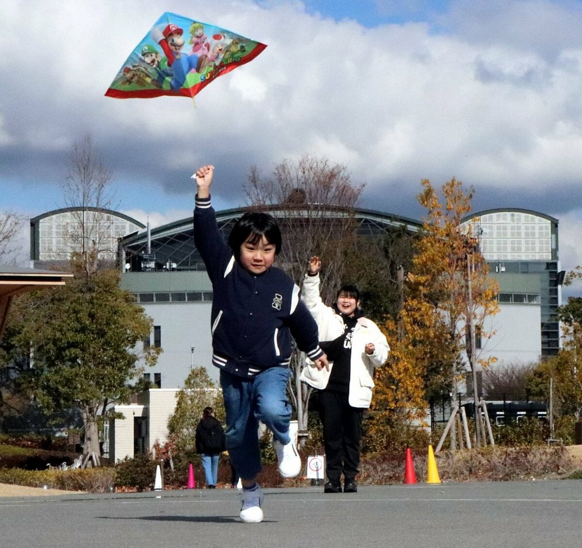 たこを手に全力疾走する子ども