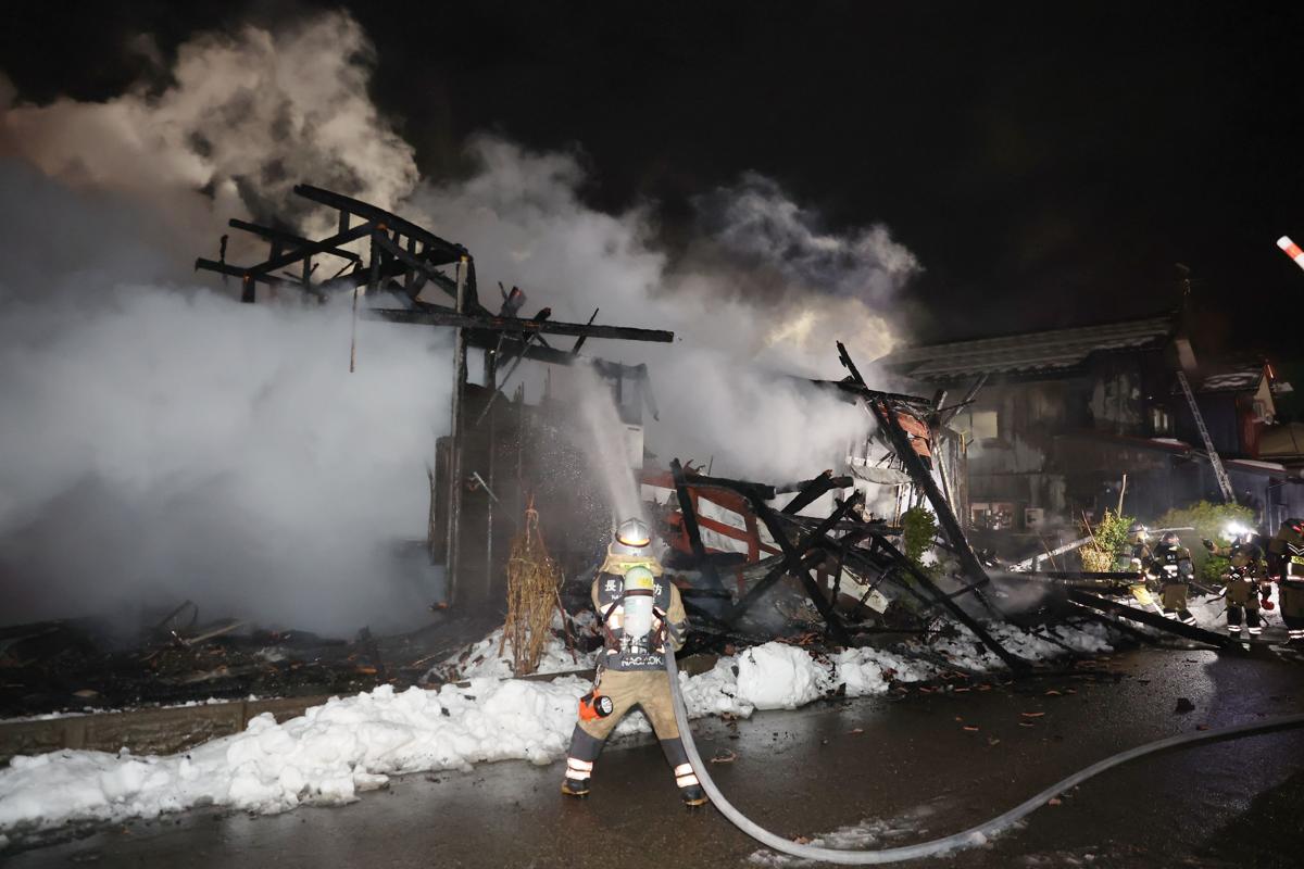 住宅２棟を焼いた火災現場＝１２月３０日午後７時３０分過ぎ、長岡市上除町