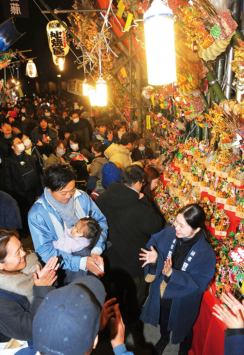 熊手の売買が成立し、大きな手拍子が鳴り響いた＝12日夜、さいたま市浦和区岸町