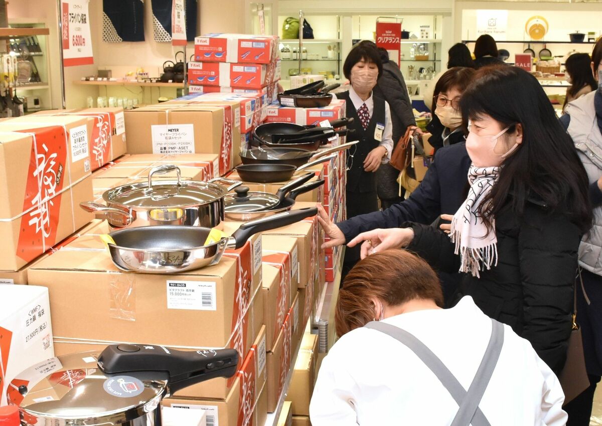 「福袋」のキッチン用品を品定めする買い物客ら＝２日午前９時50分、東武宇都宮百貨店