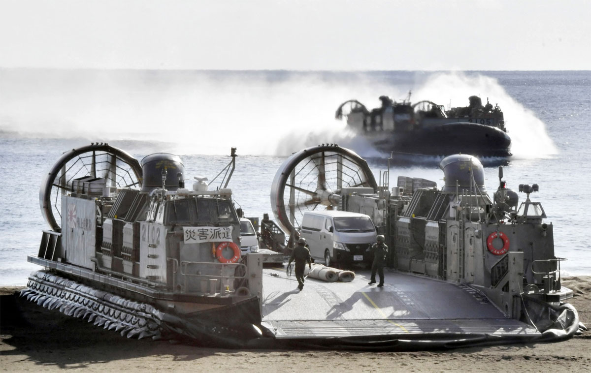 重機や車両を運び込むため上陸する海上自衛隊のLCAC（東洋町の生見海岸）