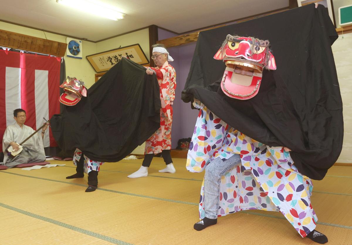 「岩戸舞」を踊る地元の小学生ら＝１月２日、長岡市葎谷