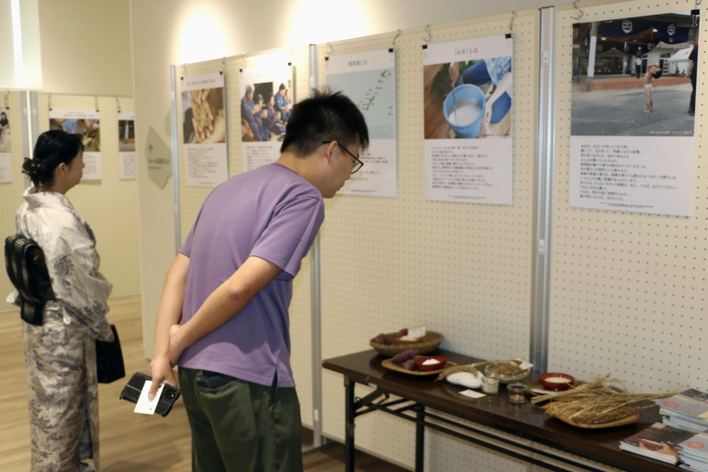 発酵飲料「みき」の原料と見学者＝10月、鹿児島県奄美市