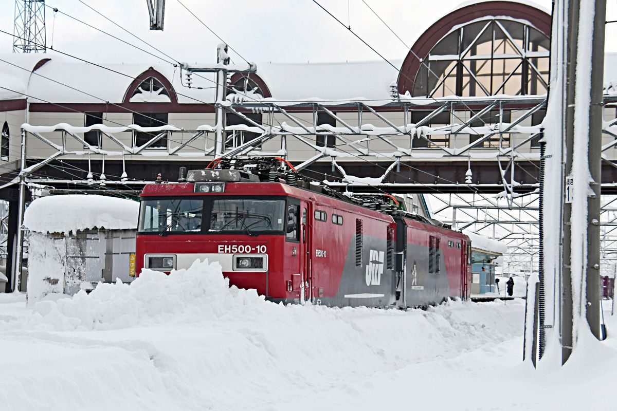 大雪で脱線し、立ち往生している貨物列車の機関車＝30日午前8時35分ごろ、青森市の東青森駅