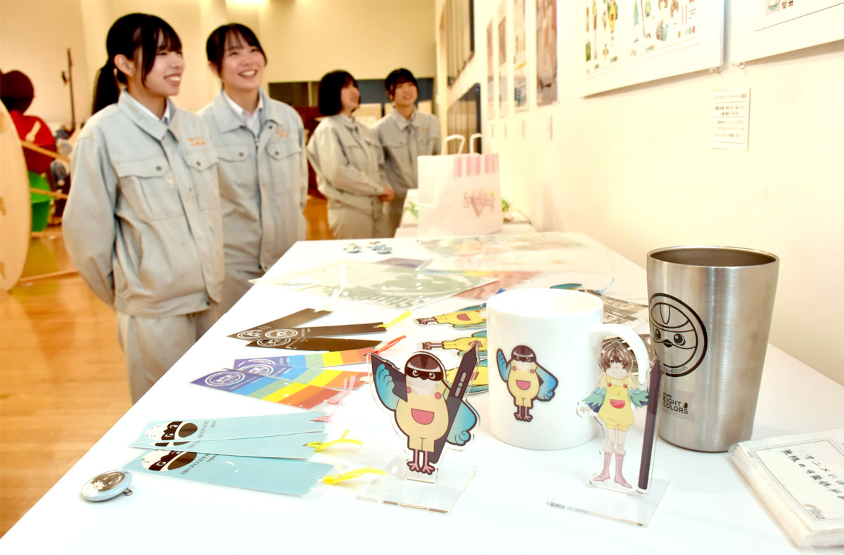 ヤイロチョウのキャラクターグッズなど高校生のアイデアあふれる作品が並ぶ卒業制作展（高知市のかるぽーと）