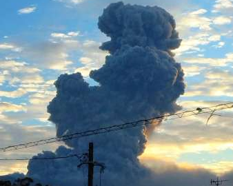 爆発し噴煙を上げる桜島＝２３日午前７時３３分、鹿児島市