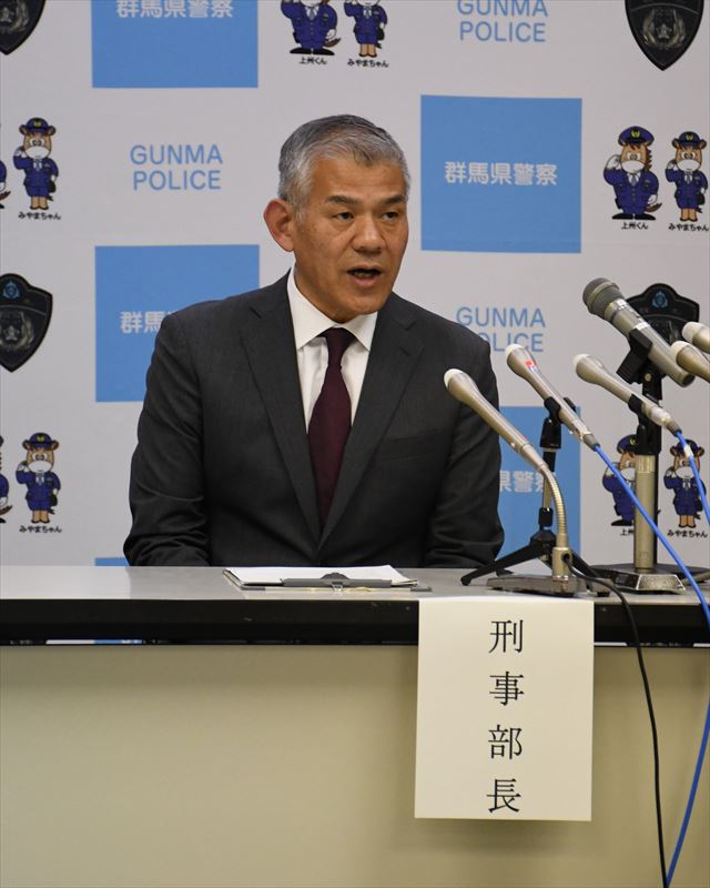 群馬県警本部で記者会見する田村正男刑事部長＝14日午後3時半ごろ