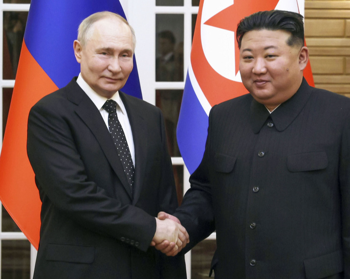 ロシアのプーチン大統領（左）と北朝鮮の金正恩朝鮮労働党総書記＝6月、平壌（AP＝共同）