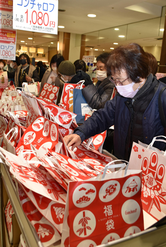 【福袋を求める人らでにぎわう店内＝津市東丸之内の松菱で】