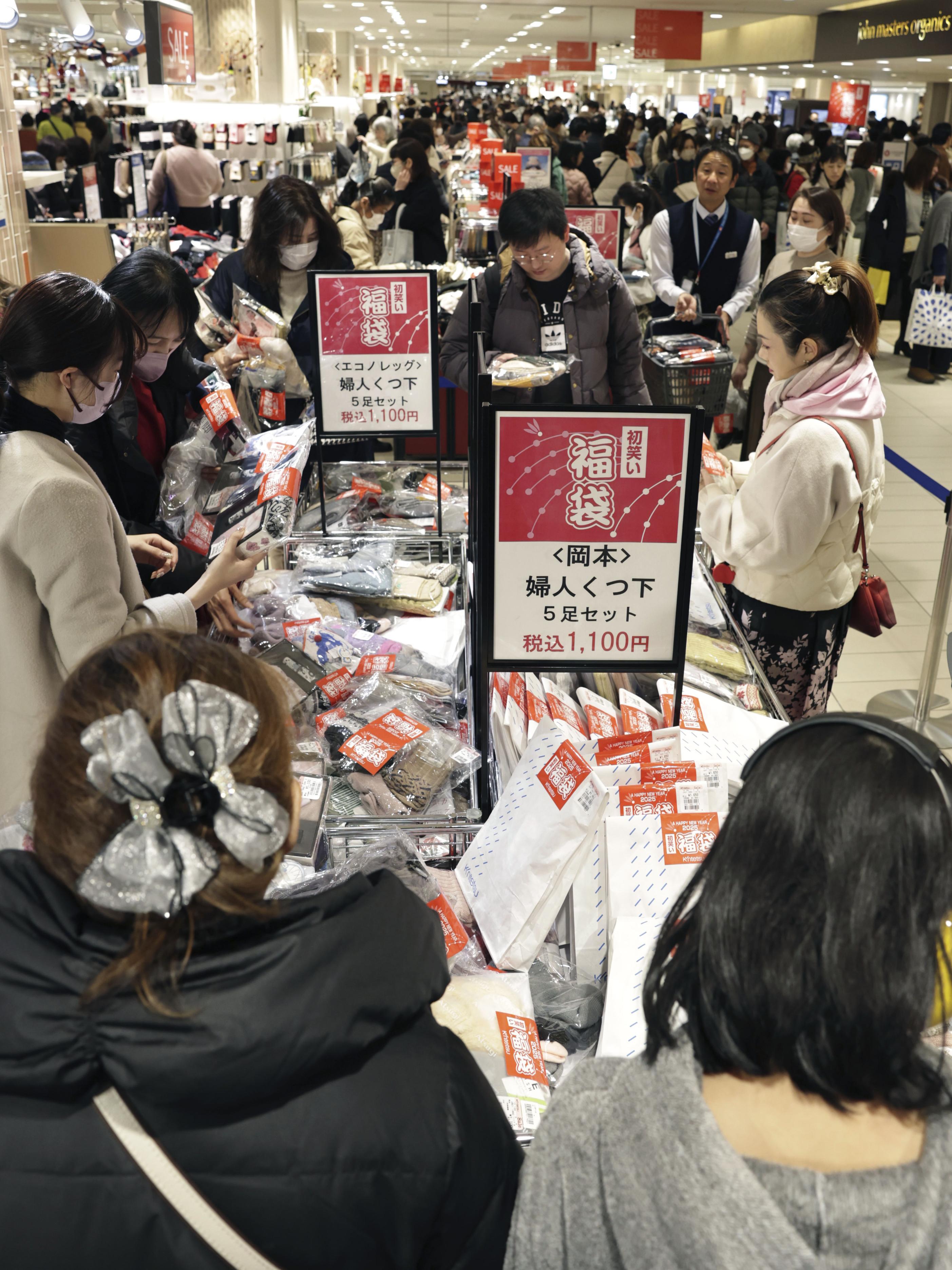 近鉄百貨店本店の初売りで、商品を買い求める人たち＝2日午前、大阪市阿倍野区