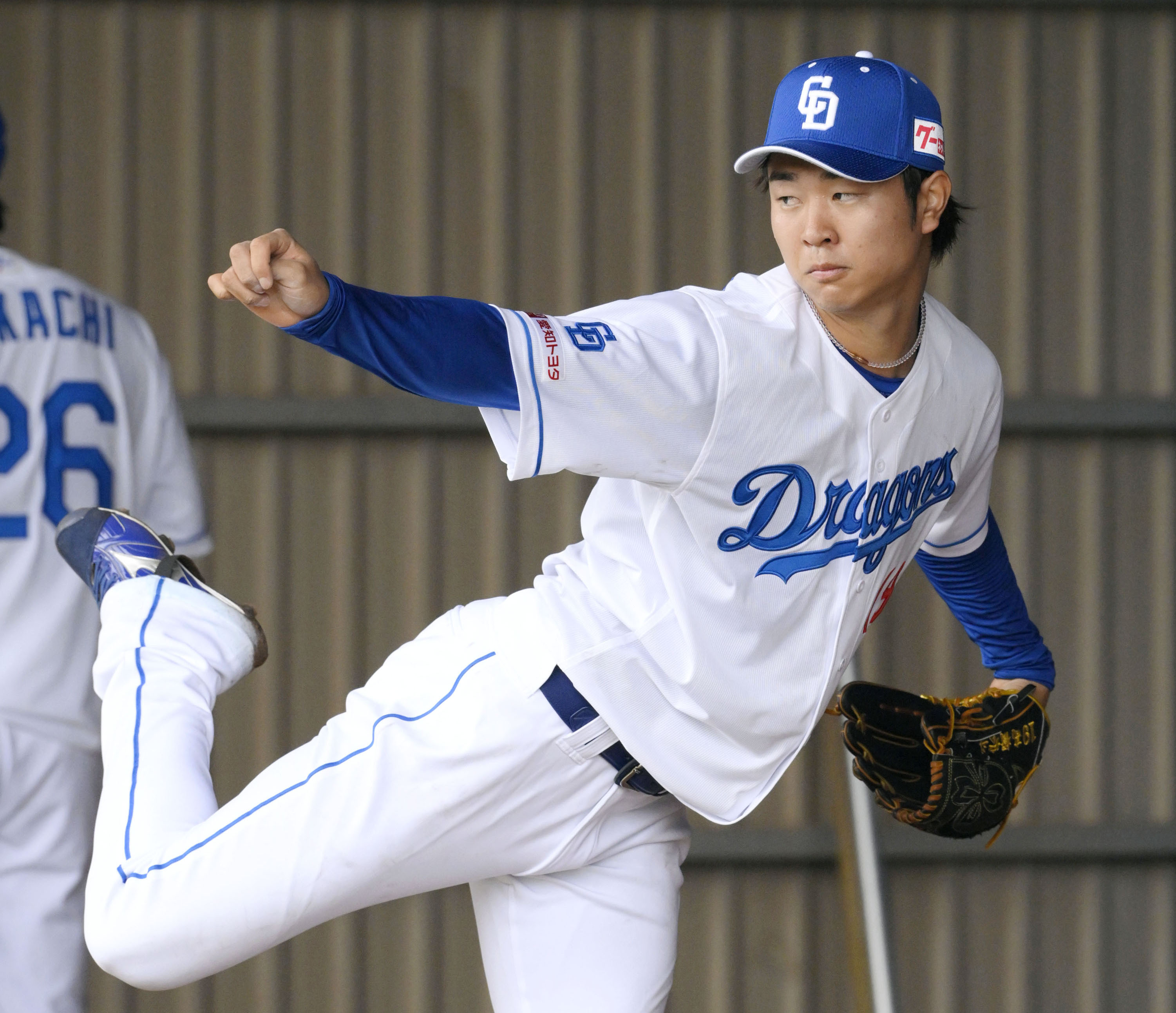 ブルペンで投球練習する中日・高橋宏＝北谷