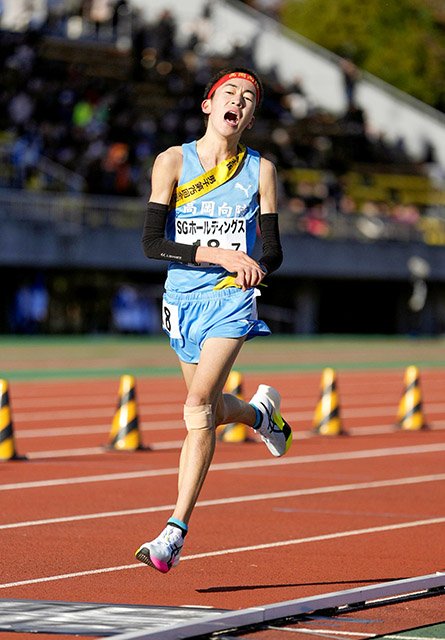 全国高校駅伝男子でゴールする高岡向陵のアンカー米沢剛喜＝たけびしスタジアム京都