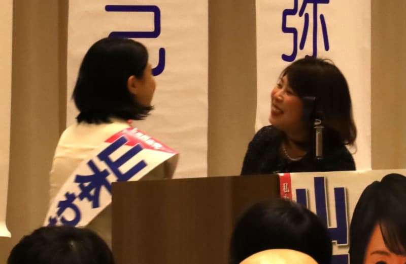 候補者の山本和嘉子さんと演説会で握手を交わす佐金美弥子さん（右）＝２０２４年１０月２３日、京都府福知山市