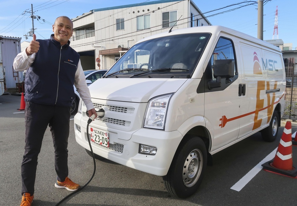 フォロフライの商用EV「F1　VAN」とMSCの稲垣潤社長＝11月、大阪市