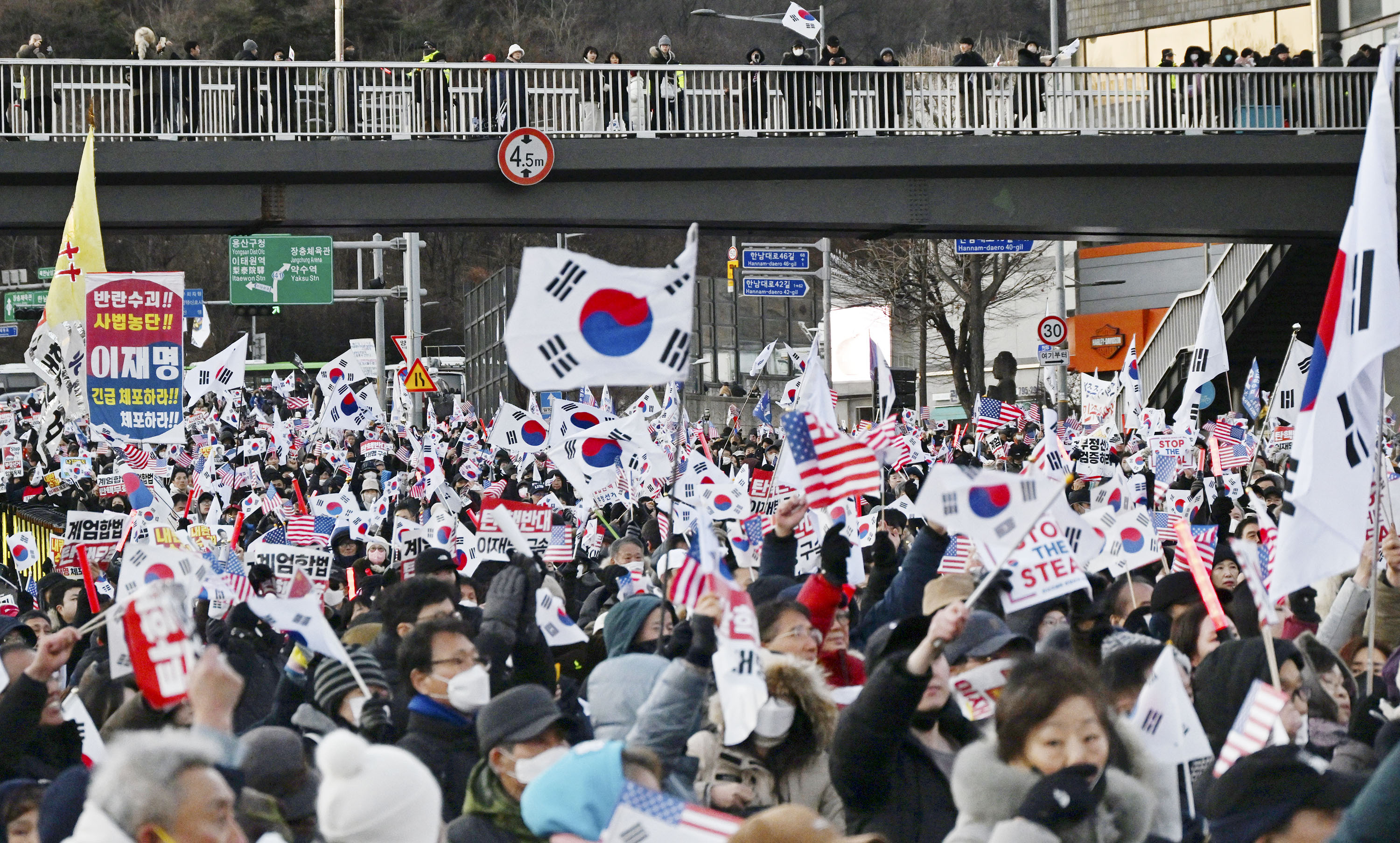 2日、韓国の尹錫悦大統領の公邸近くに集まった支持者たち＝ソウル（共同）