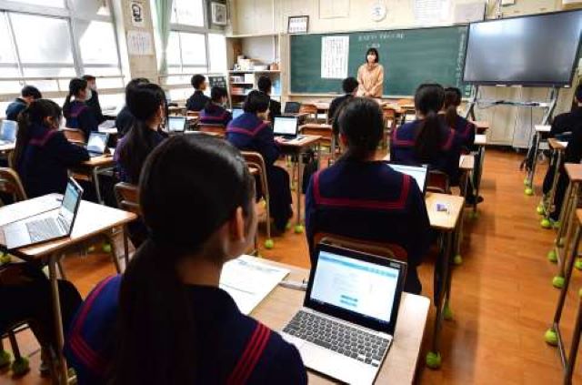 学習用端末を使って実施される学力調査＝１６日、鹿児島市の天保山中学校