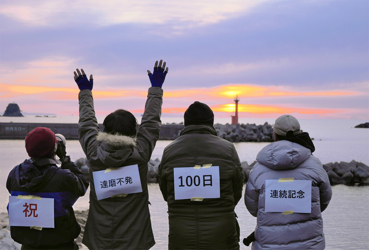 中土佐町久礼の海岸からだるま朝日が長らく現れず、２１日で連続〝不発〟１００日目となった