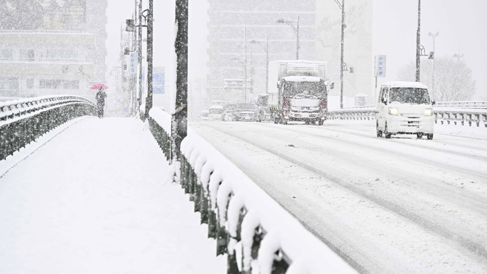 １０センチの積雪を記録した岐阜市内＝８日午前８時４４分、同市の長良橋