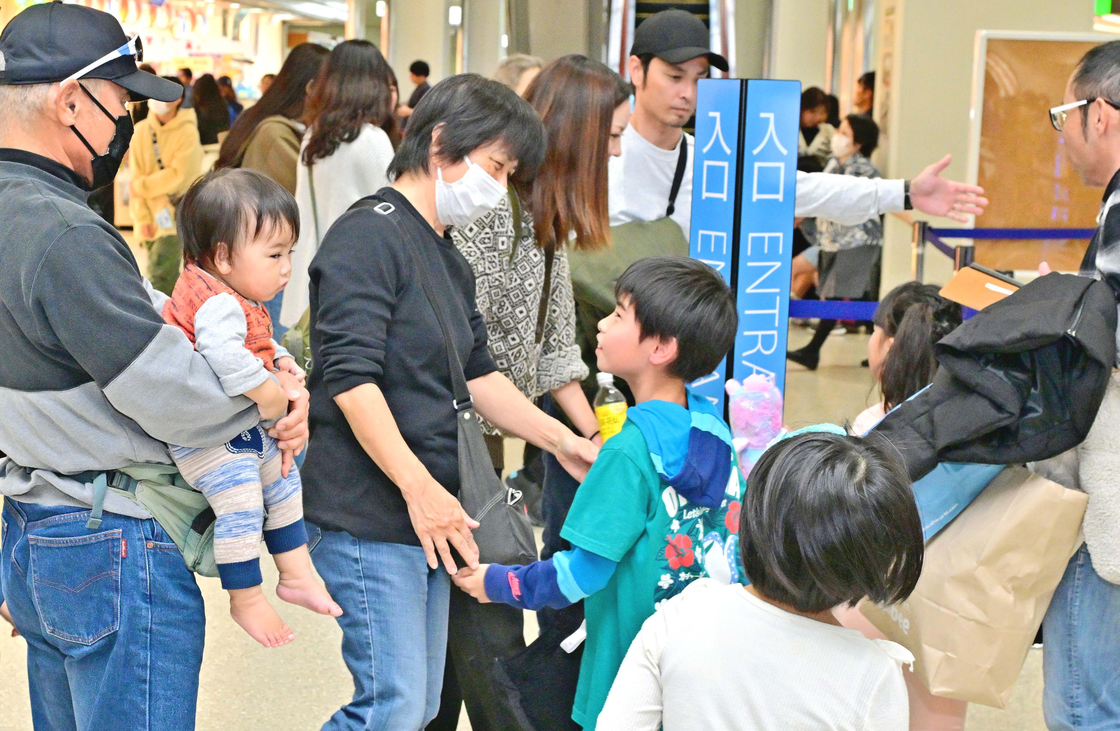 混雑する那覇空港で別れを惜しむ家族ら＝４日午後（金城健太撮影）