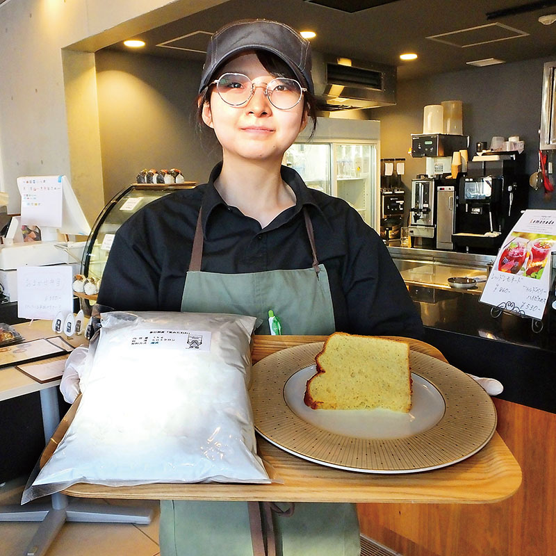 春日部市産の米粉と、米粉を使ったシフォンケーキ＝カフェブルーミーズ春日部