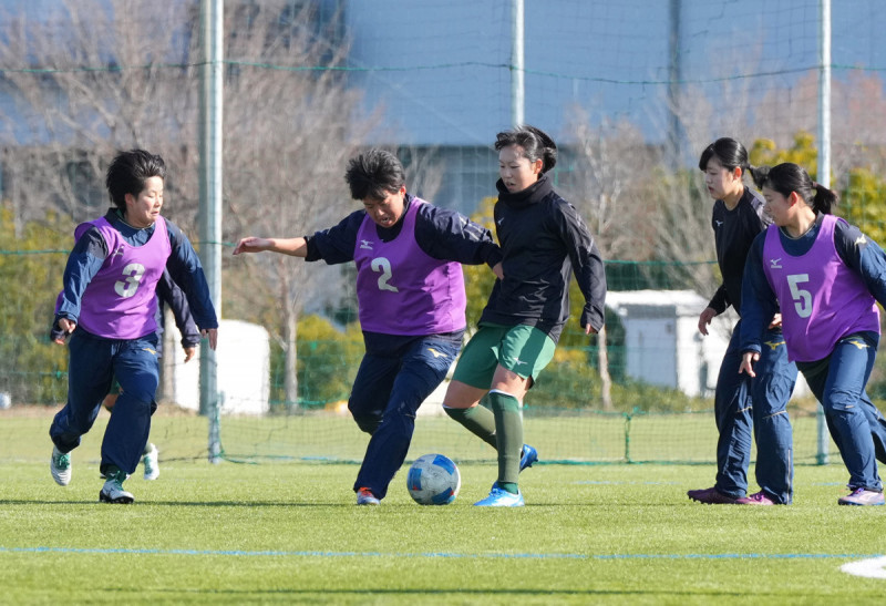 実戦形式の練習で攻守の連係を確認する専大北上の選手＝堺市内