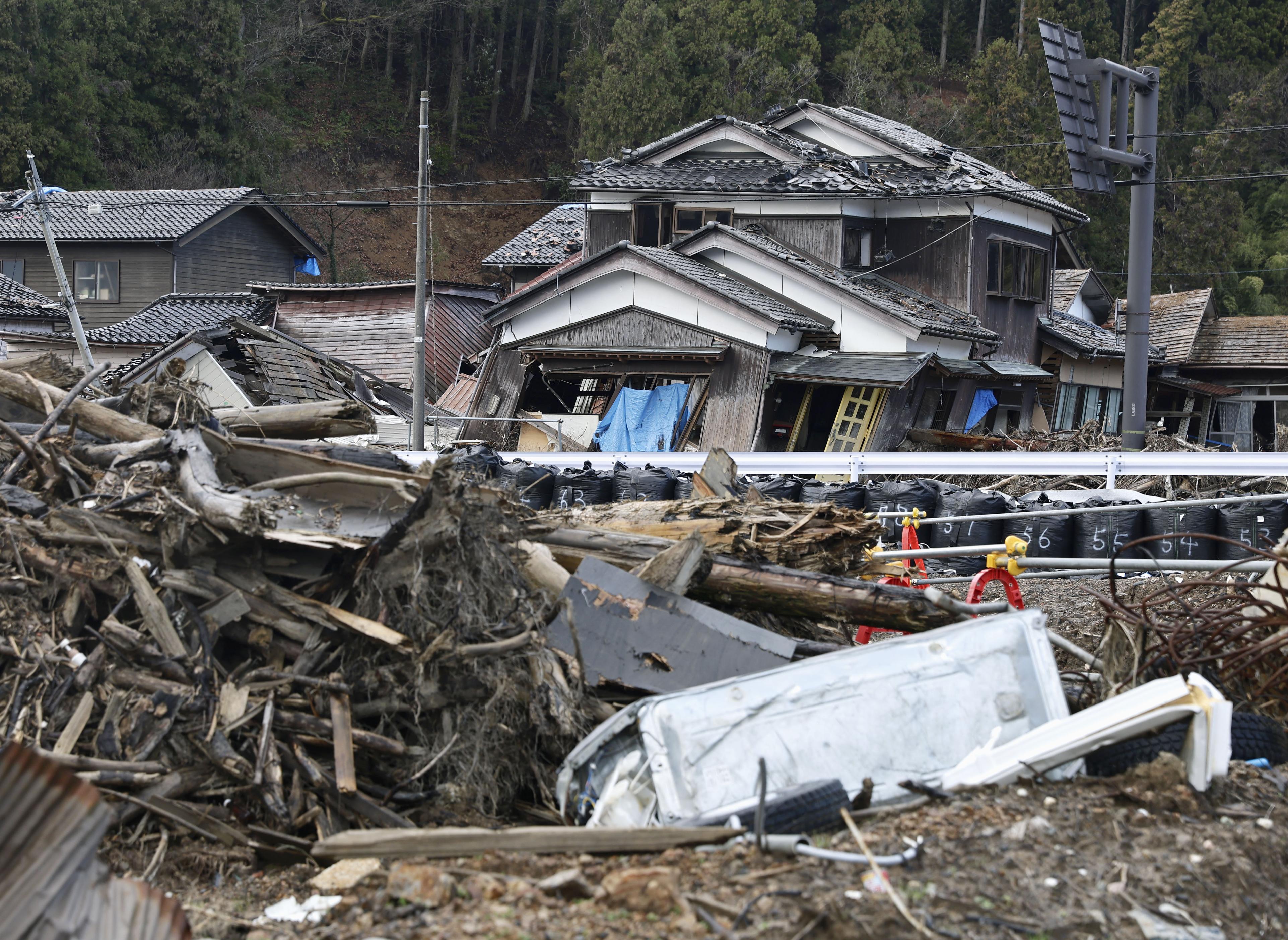 石川県輪島市町野町で傾いたまま残る家屋＝30日午後