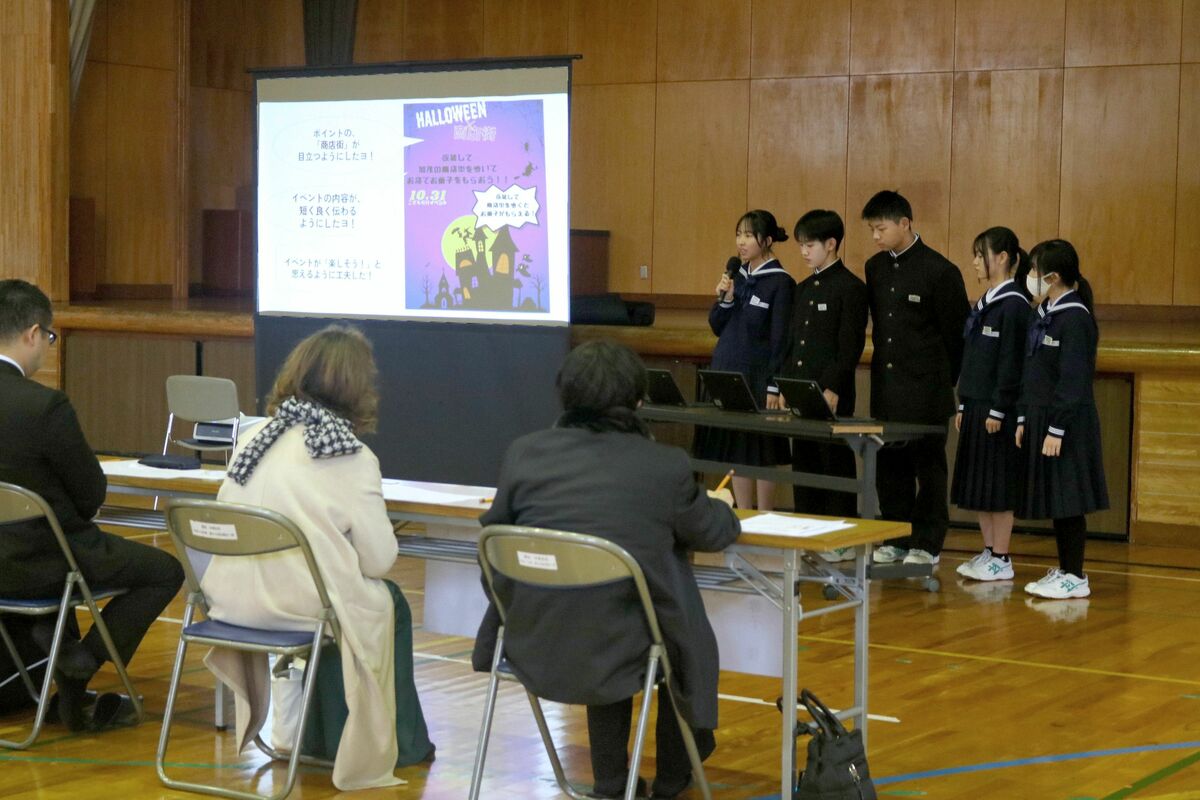 アイデアを膨らませてきた「地域創生企画」を発表する加茂中学校１年生ら＝加茂市学校町