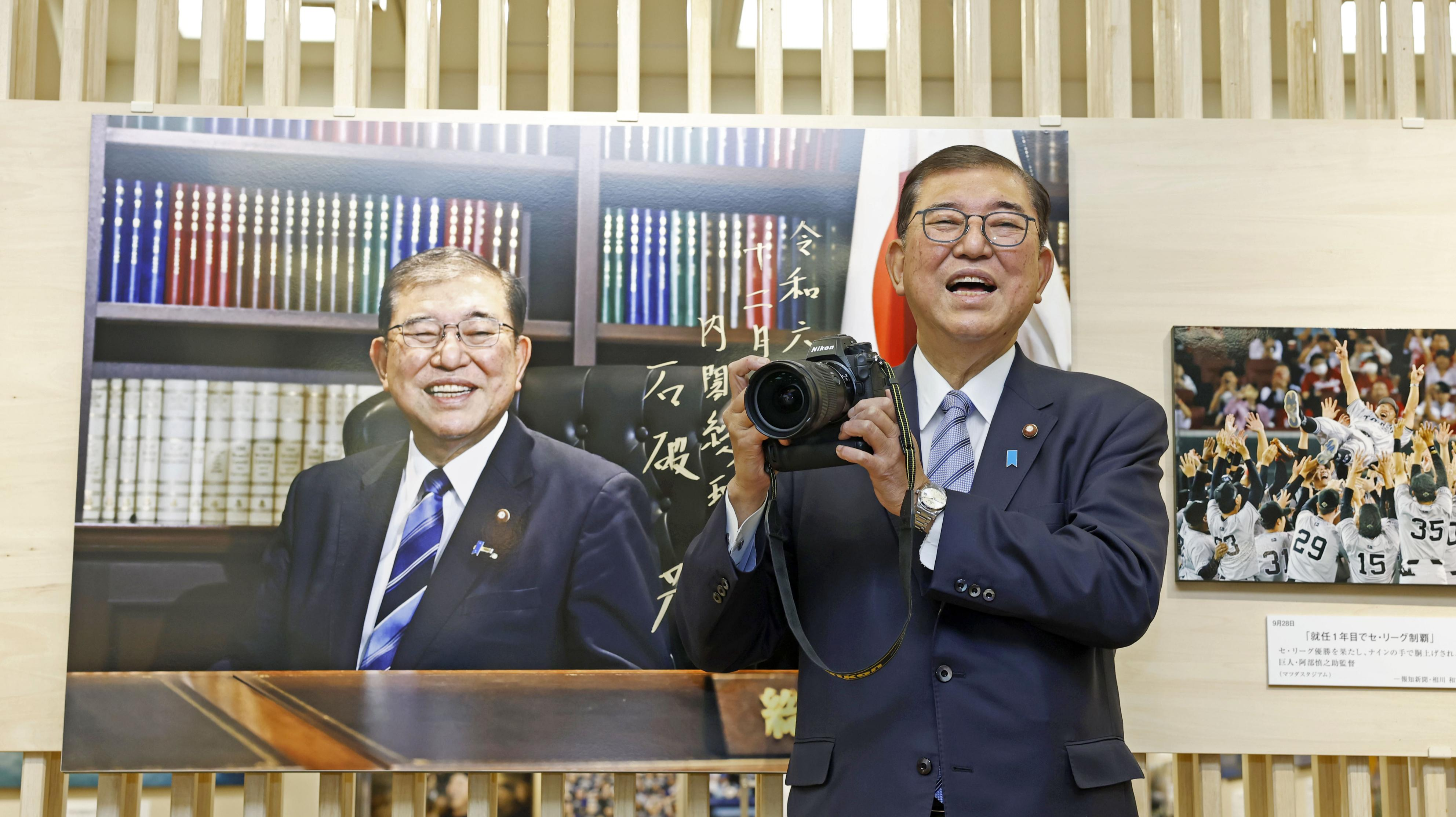 「2024年報道写真展」で、カメラを手にする石破首相＝21日午前、東京都中央区の日本橋三越本店