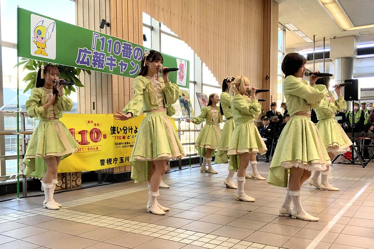 パフォーマンスを披露する洗足学園音楽大のアイドルグループ「ＭＡＲＵＫＡＤＯ（マルカド）」＝ＪＲ武蔵溝ノ口駅改札前南北自由通路