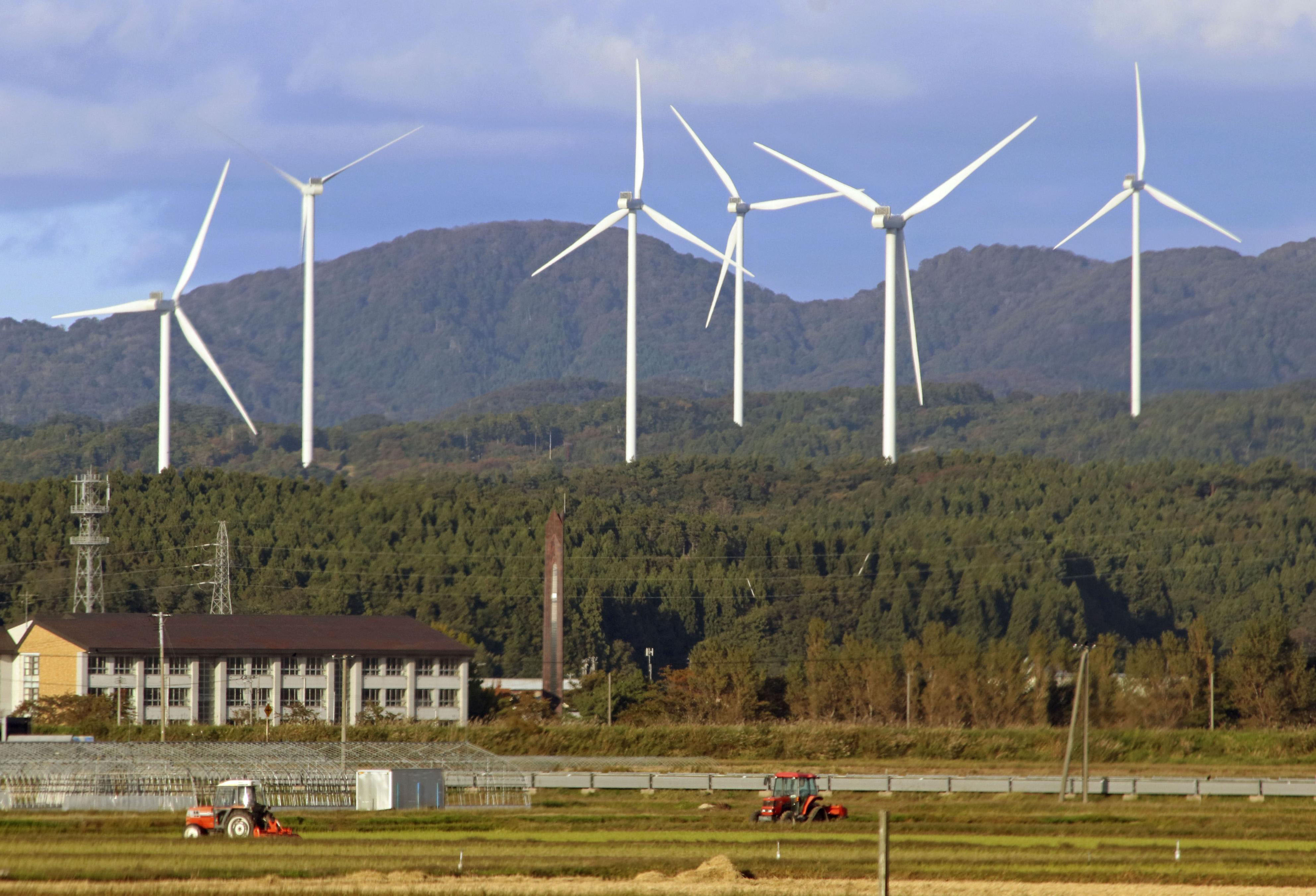 青森県内の森林に設置されている風車。既存施設は課税対象外＝2023年10月