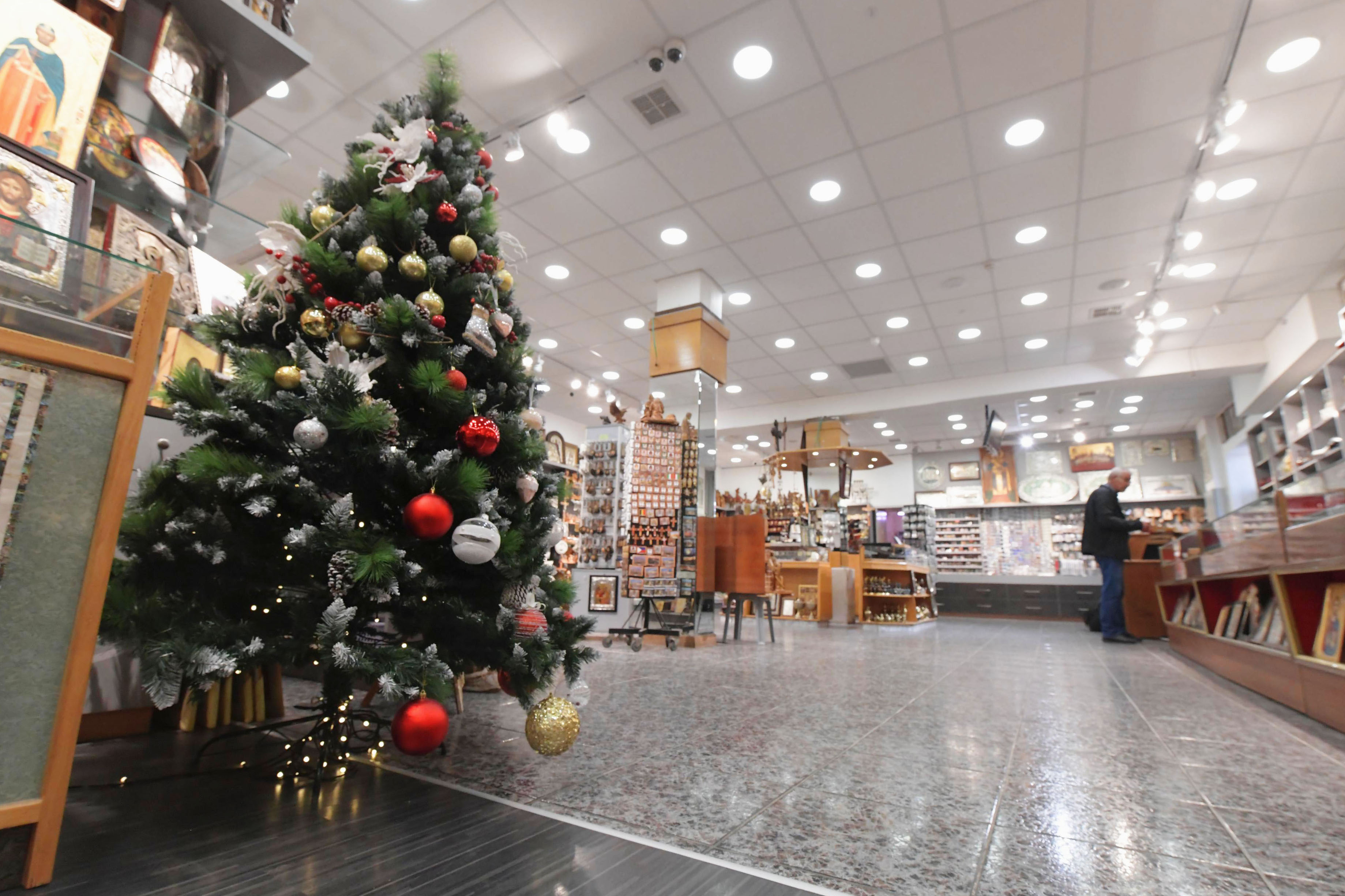 閑散とした土産物店に飾られたクリスマスツリー＝11月、ヨルダン川西岸ベツレヘム（共同）