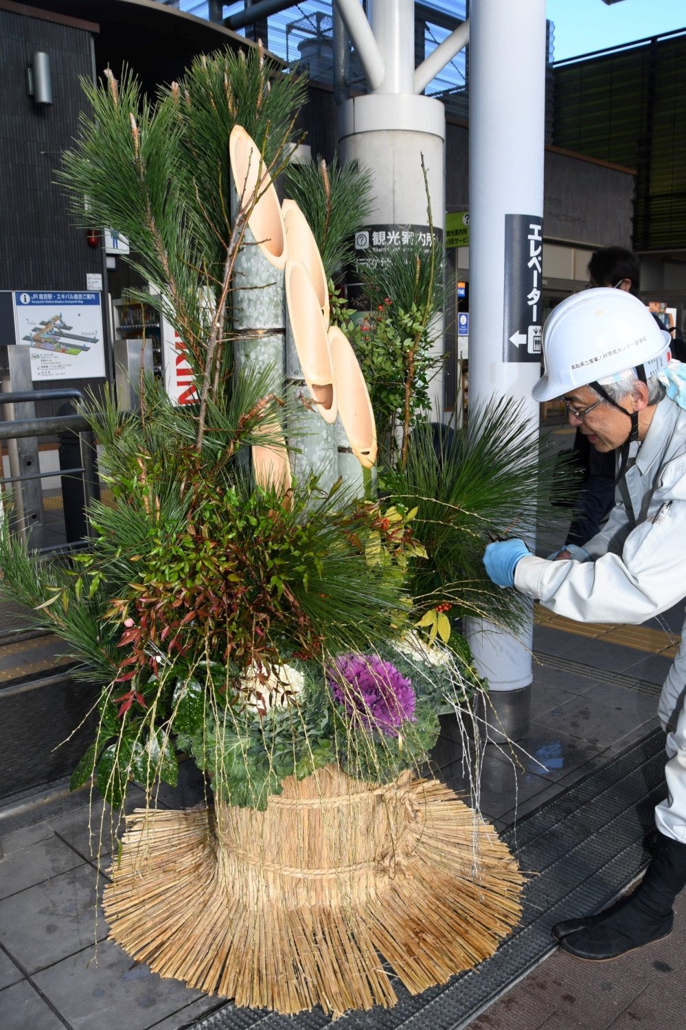 縁起の良い松や梅、ナンテンなどをあしらって制作された門松＝１８日、ＪＲ倉吉駅前