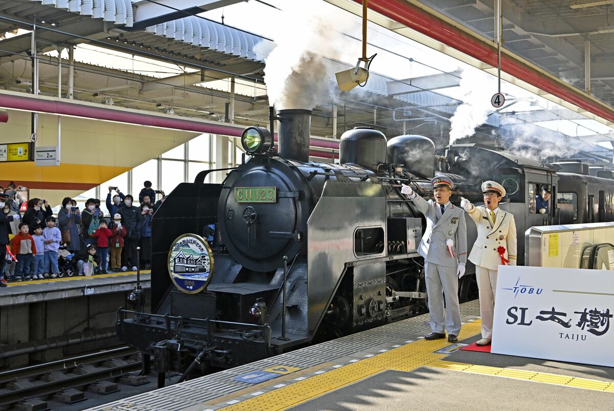 合図を受けて栃木駅を出発する「ＳＬ大樹小江戸とちぎ号」＝25日午前11時30分、栃木市沼和田町