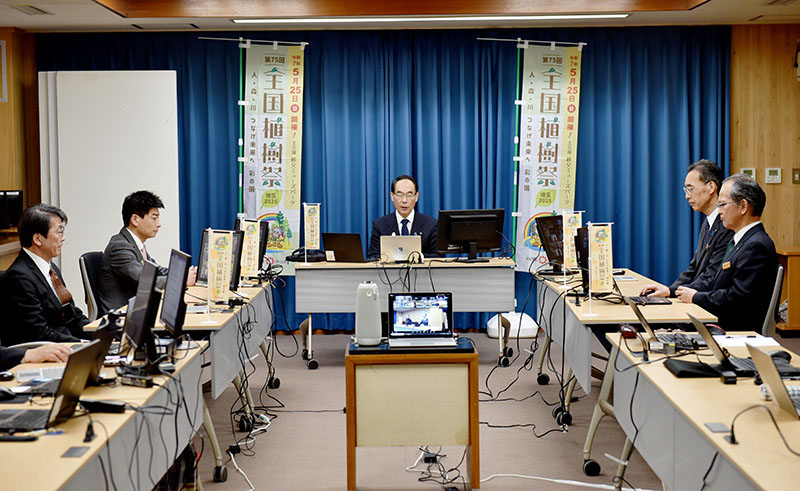 第75回全国植樹祭県実行委員会第7回総会であいさつする大野元裕会長＝10日午後、県庁