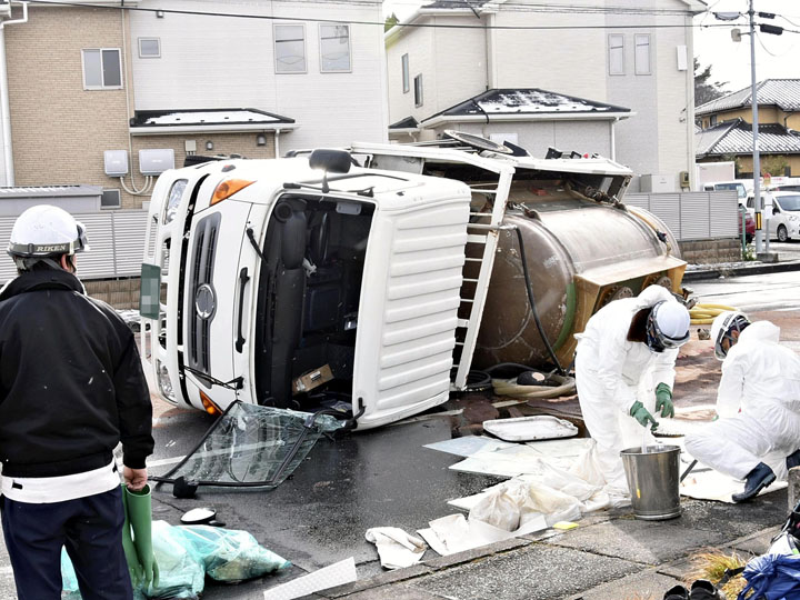 タンクローリーが横転した事故現場＝２３日午後０時２５分ごろ、須賀川市