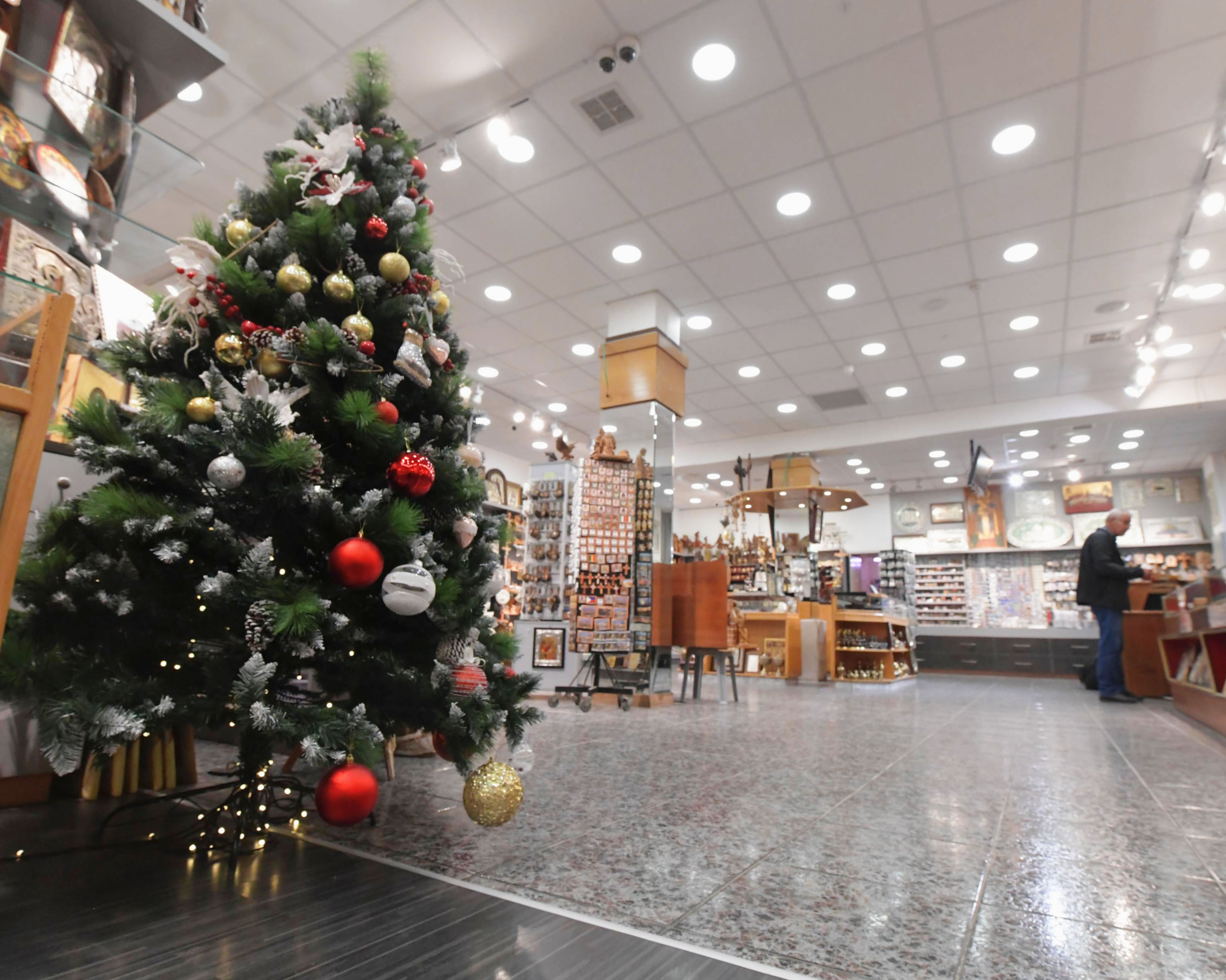 閑散とした土産物店に飾られたクリスマスツリー＝11月、ヨルダン川西岸ベツレヘム（共同）