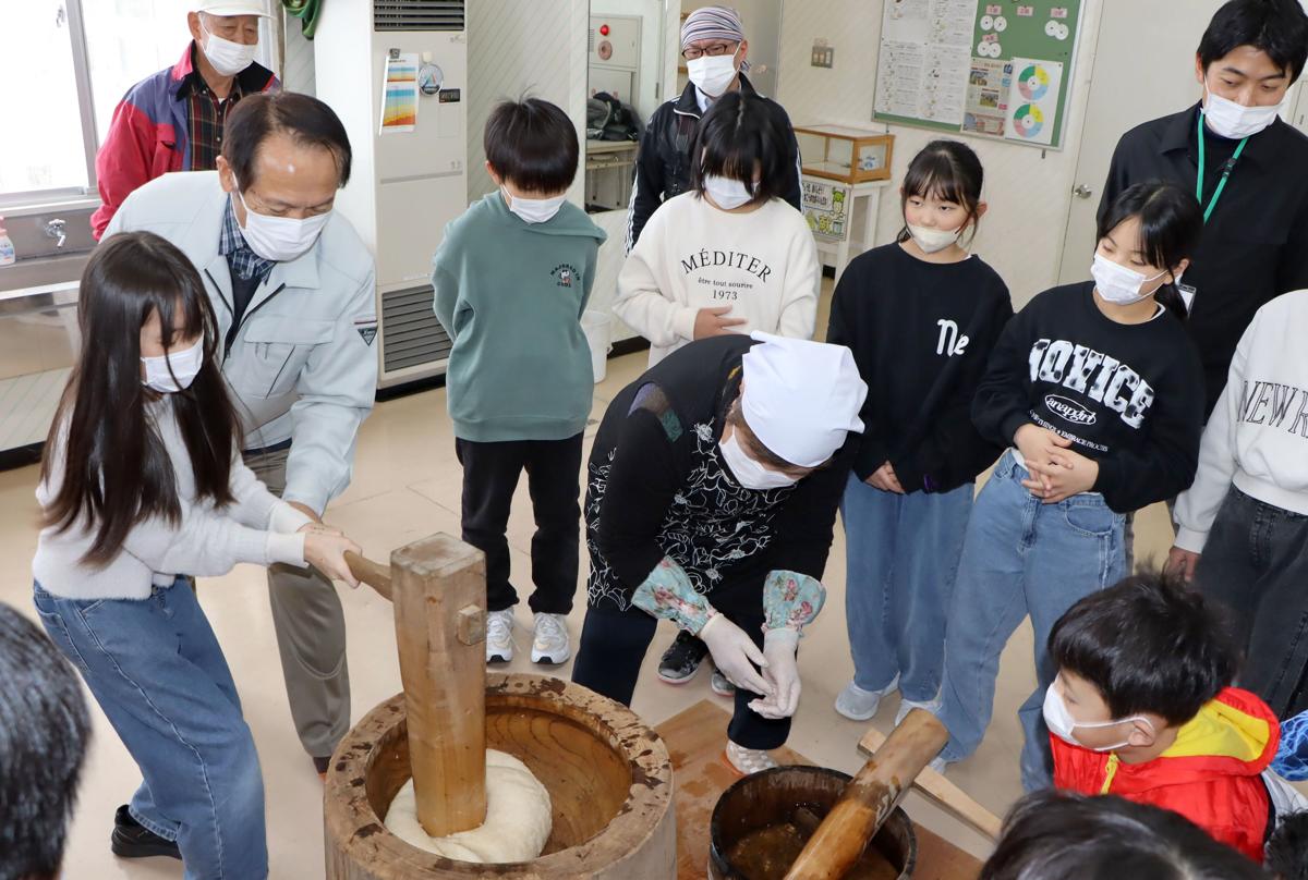 閉校を前に諏訪小児童の発案で開かれた餅つき大会＝上越市上真砂