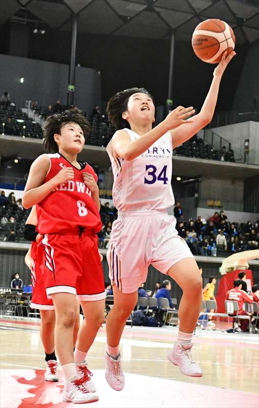 桐生商―足羽　第1クオーター、桐商の矢内美帆がシュートを狙う＝東京・武蔵野の森総合スポーツプラザ