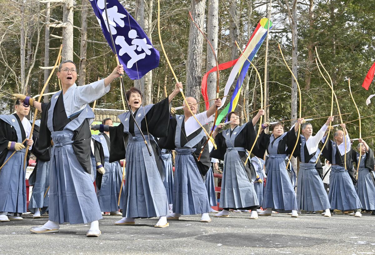 かけ声とともに矢を放つ弓道関係者＝４日午前10時45分、日光市中宮祠