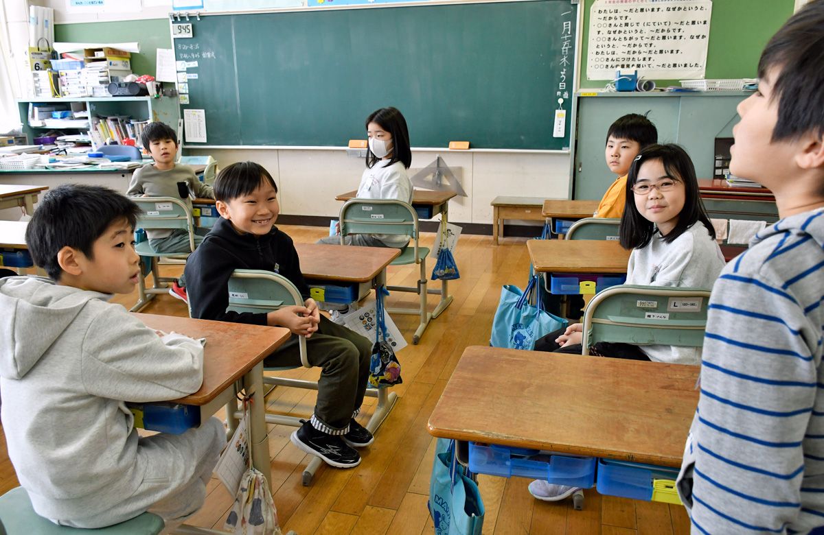 教室で冬休みの思い出を発表し合う子どもたち＝15日、おいらせ町の下田小学校