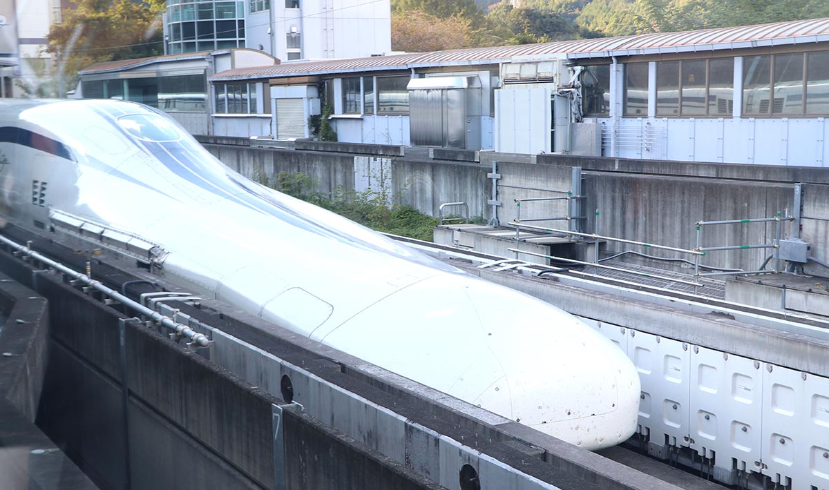 リニア中央新幹線の「ＬＯ系」改良型試験車＝山梨県都留市の山梨実験センター（資料写真）