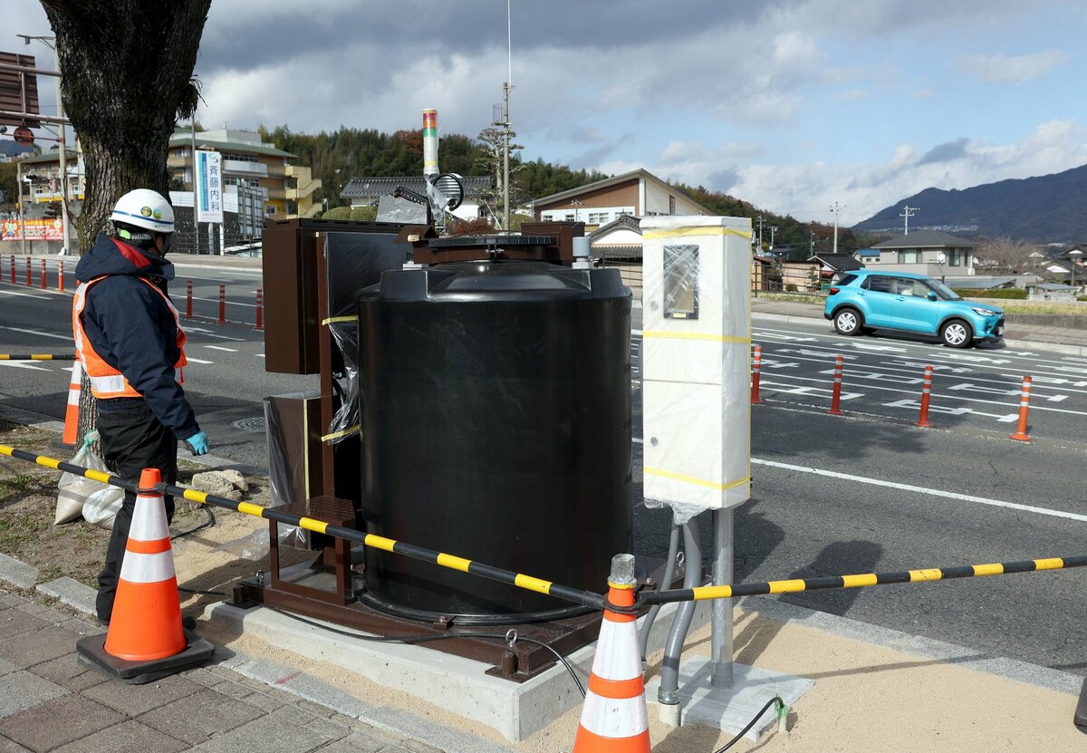 西風新都中央線の車道そばに設置された凍結防止剤の自動散布装置