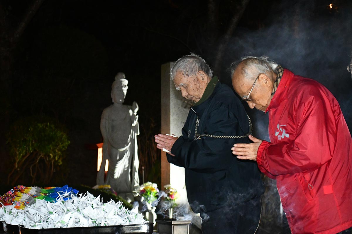 平和を祈って手を合わせる被爆者ら＝１０日、鎌倉市の大船観音寺