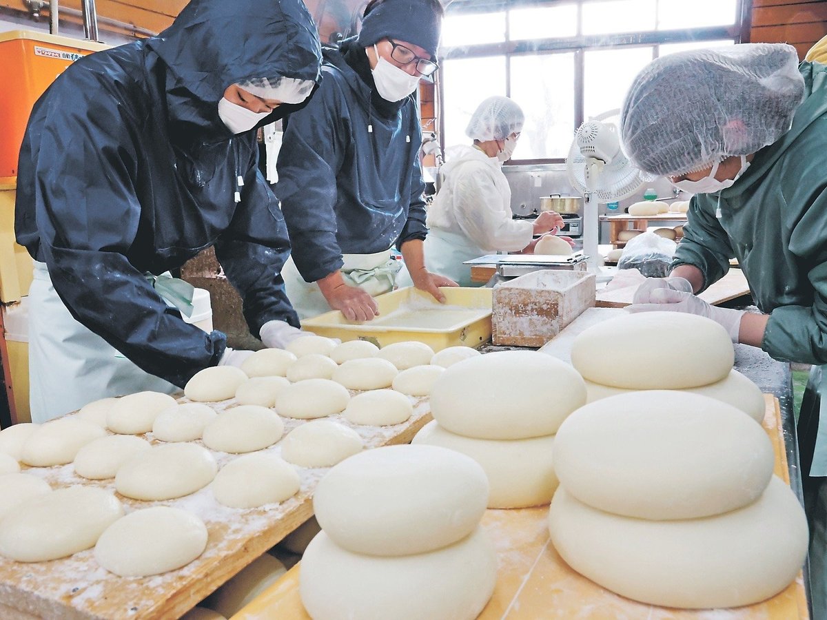 作業台に並ぶ作りたての鏡餅＝池乃端屋