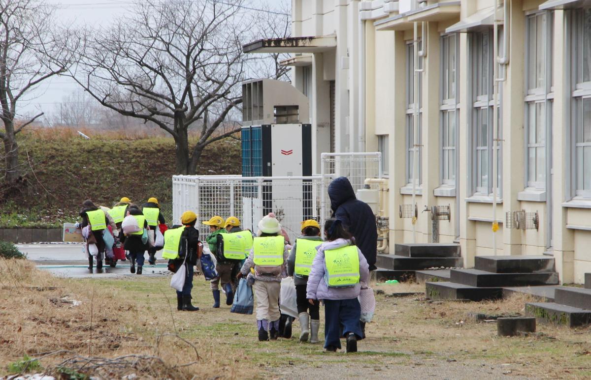 冬休み前の最後の授業が終わり、下校する亀代小学校の児童＝１２月２３日午後１時ごろ、聖籠町次第浜