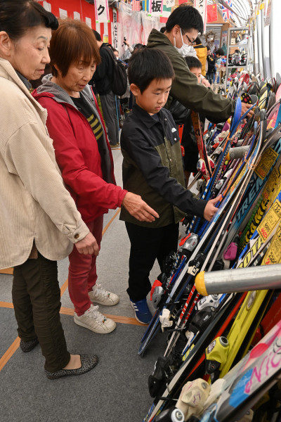 さまざまな用品が並ぶ中古スキー市