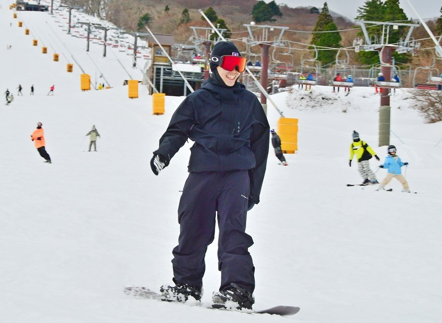 今季の初滑りを楽しむ来場者＝鳥取県大山町大山、だいせんホワイトリゾート