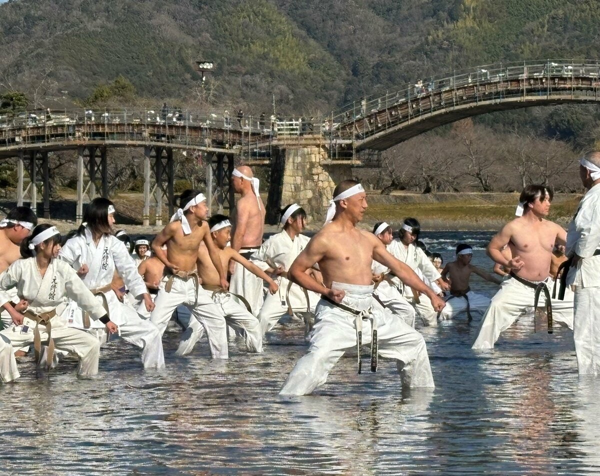 錦帯橋を背に錦川で寒稽古に励む参加者