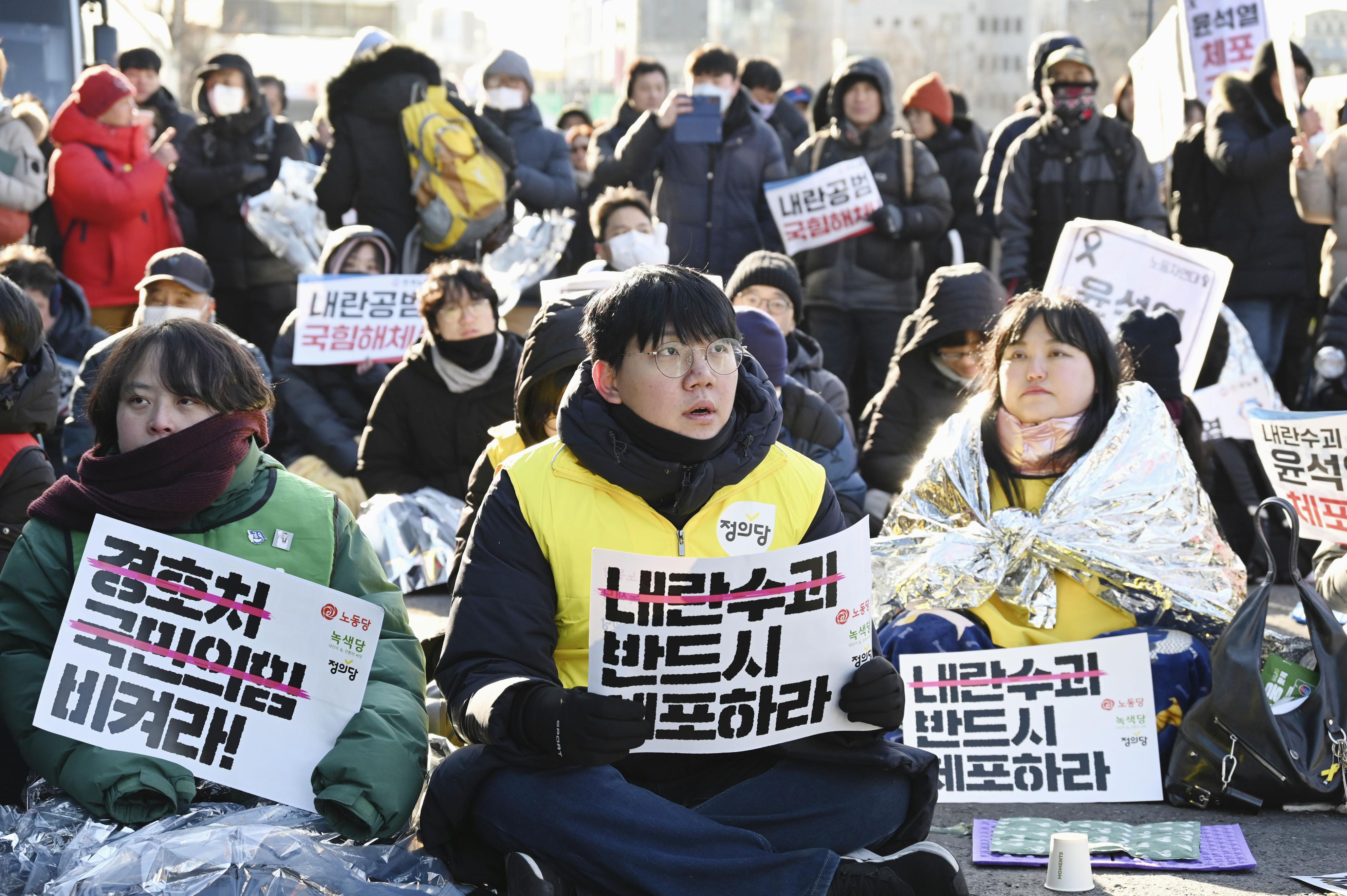 15日、韓国の尹錫悦大統領の公邸付近で尹氏の拘束を求める人々＝ソウル（共同）