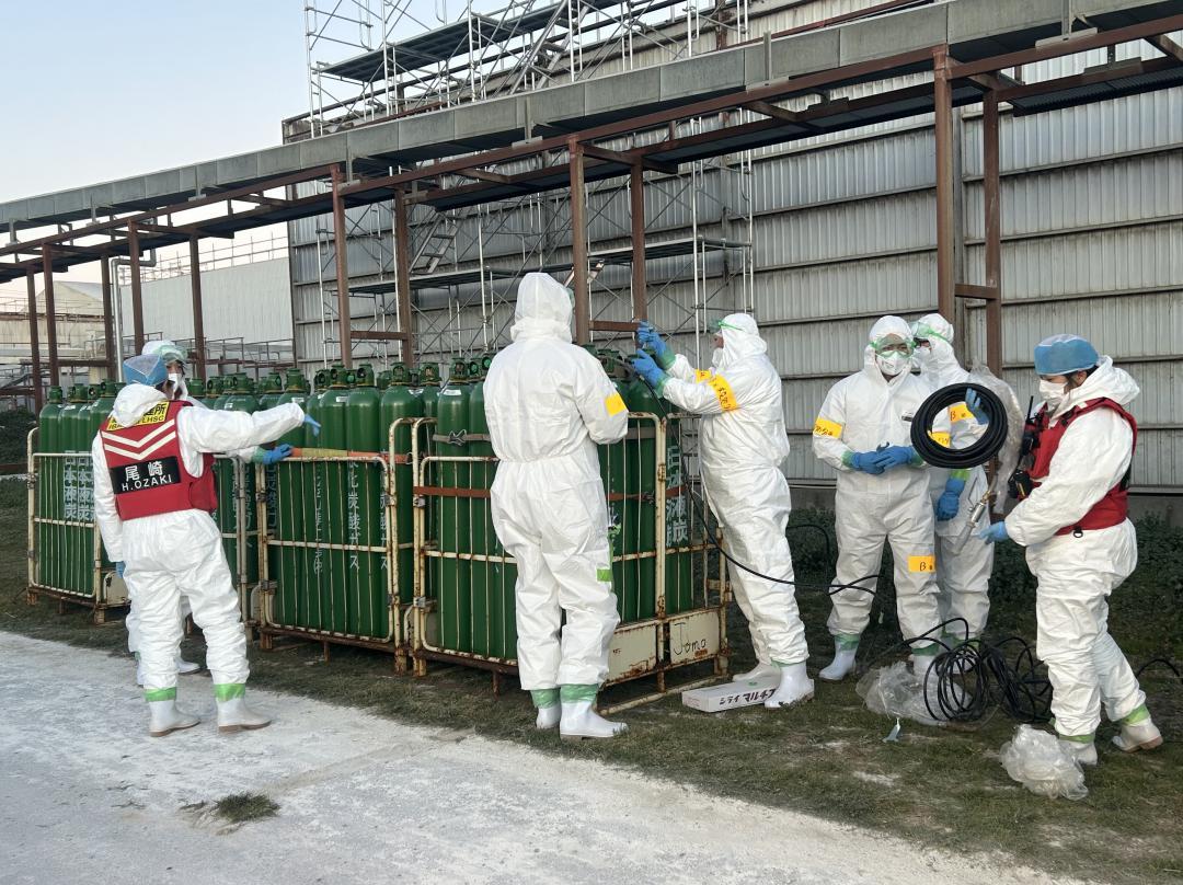 鳥インフルエンザが発生した養鶏場で、殺処分の準備をする県職員ら=29日午後、八千代町内(県提供)